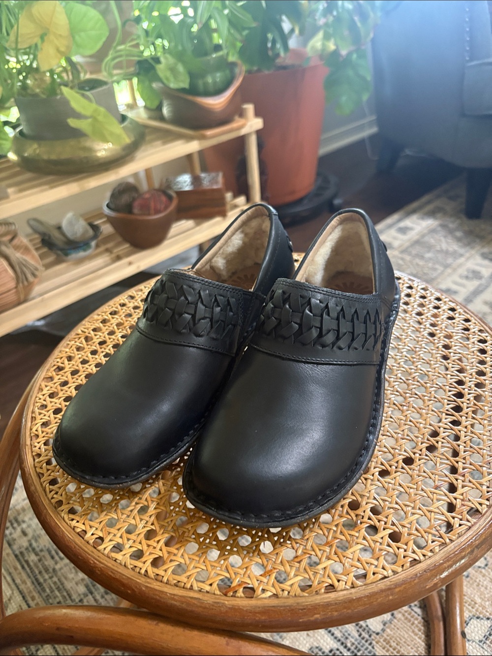 Ugg Australia women’s Anila black leather clogs. Size 6.